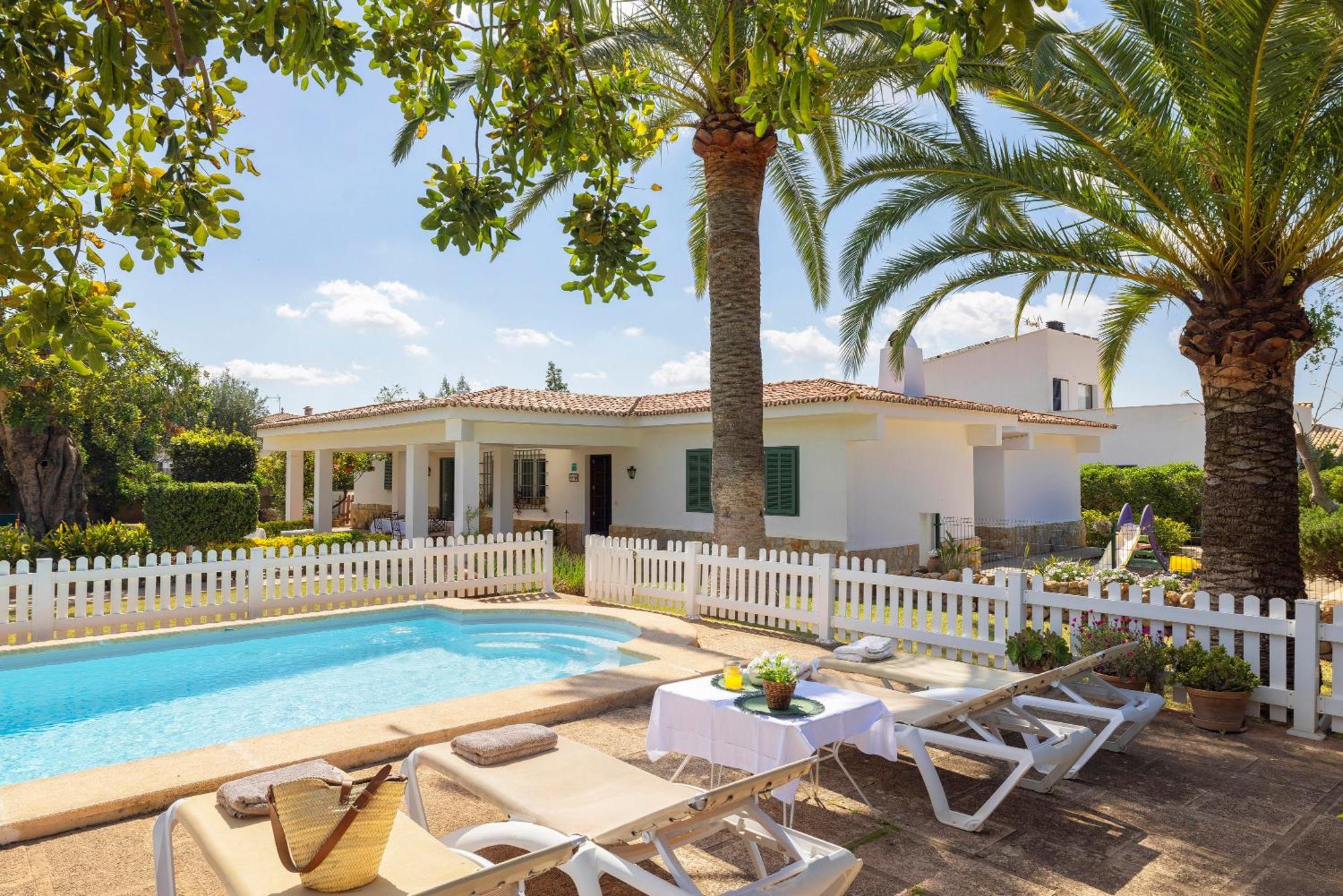 Ideal House For Two Families With Pool And Barbecue Plamanyola Εξωτερικό φωτογραφία