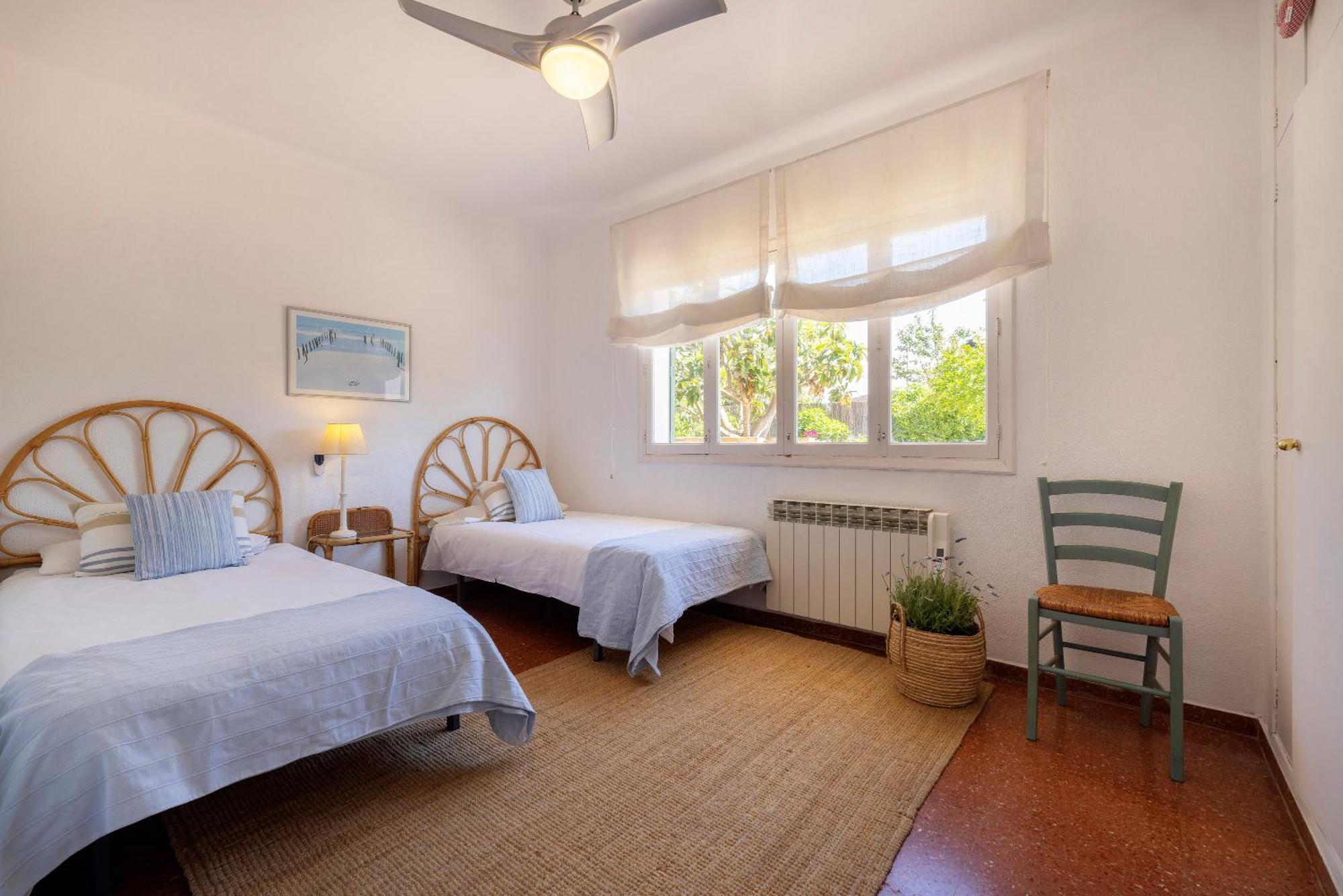 Ideal House For Two Families With Pool And Barbecue Plamanyola Εξωτερικό φωτογραφία