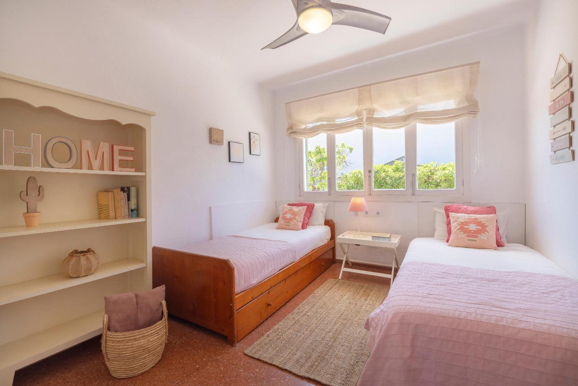 Ideal House For Two Families With Pool And Barbecue Plamanyola Εξωτερικό φωτογραφία