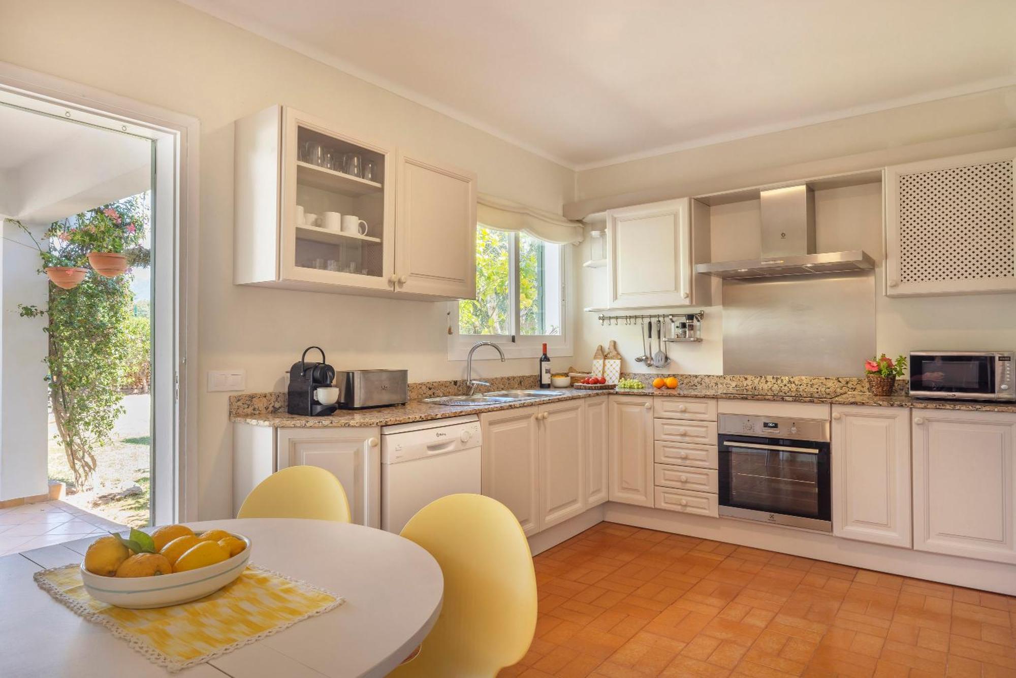 Ideal House For Two Families With Pool And Barbecue Plamanyola Εξωτερικό φωτογραφία